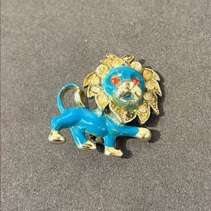 Very vintage blue lion brooch Leo